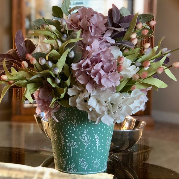 Silk flower container - Picture 1 of 1